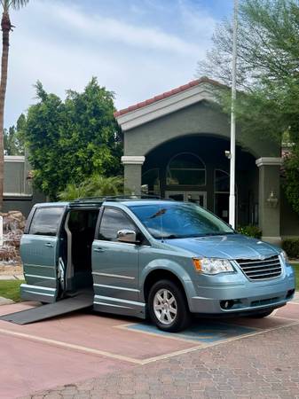 Beautiful Handicap Wheelchair Van Chrysler Town & Country Clean Title 31Kmiles !