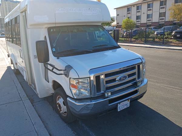 2013 Ford E450 25 passenger shuttle bus