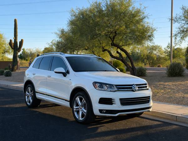 2014 Volkswagen Touareg R-Line AWD – Luxury, Performance & Reliability