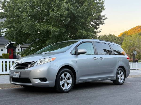 2011 Toyota Sienna LE, 8 Passenger, Clean Title, Clean Carfax