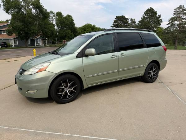 2008 All wheel drive AWD Toyota Sienna Limited with backup camera