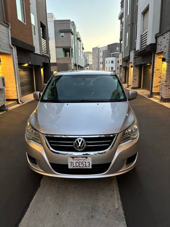 Volkswagen Routan minivan low miles