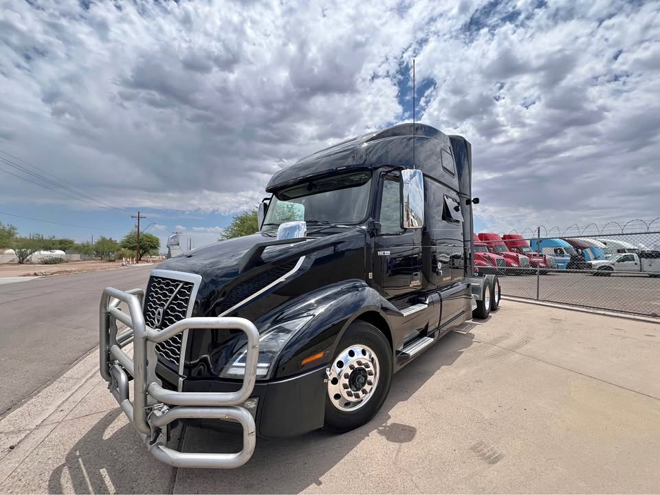 2022 Volvo VNL860 Sleeper - 13 speed manual