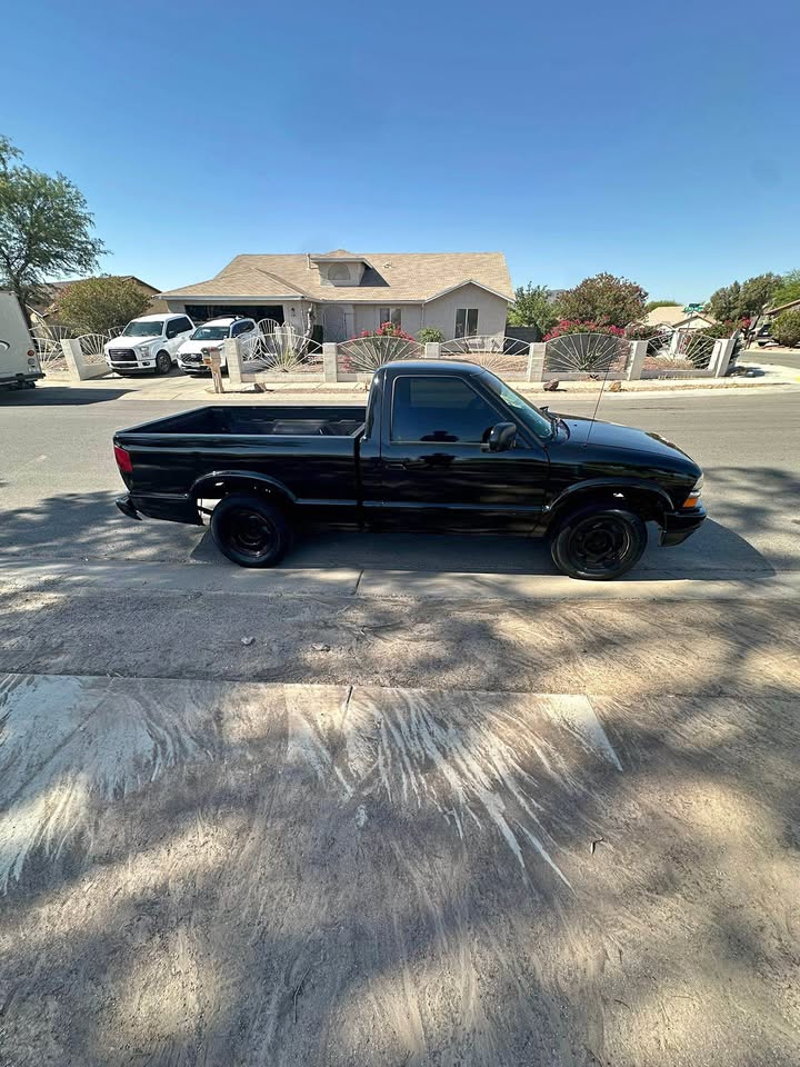 2000 Chevrolet S10 Regular Cab · Short Bed