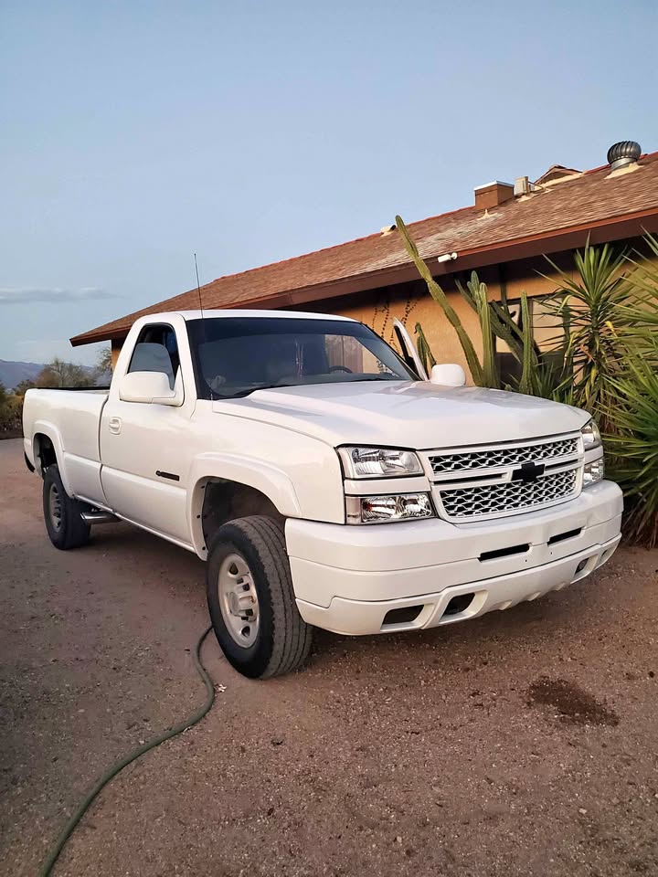 2005 Chevrolet 2500 HD Regular Cab · Long Bed