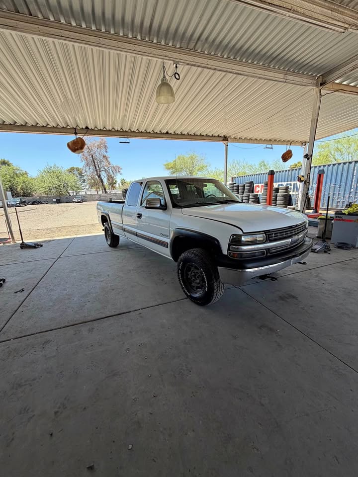 2000 Chevrolet 2500 Extended Cab & Chassis · 156" WB
