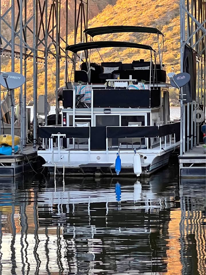 Houseboat, 36ft GIBSON 1975 fully remodeled and move-in ready.